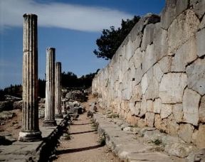 Delfi . Uno scorcio del tempio di Apollo.De Agostini Picture Library/G. Dagli Orti