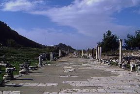 Efeso . La via Arcadiana, una delle principali strade della cittÃ .De Agostini Picture Library/G. SioÃ«n
