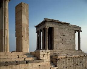 Grecia. Il tempio di Atena Nike sull'Acropoli di Atene.De Agostini Picture Library / G. Dagli Orti