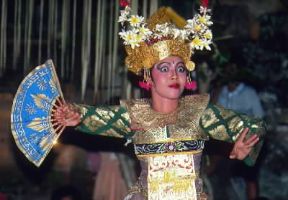Indonesia . Danzatrice di legong. De Agostini Picture Library/M. Bertinetti