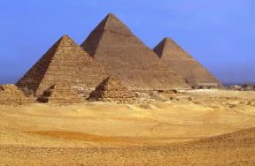 Piramide. Veduta delle piramidi di Cheope, Chefren e Micerino a El GÃ®za.De Agostini Picture Library/A. Vergani
