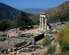 Tholos. Resti di un tholos a Delfi (Grecia).De Agostini Picture Library/G. Dagli Orti