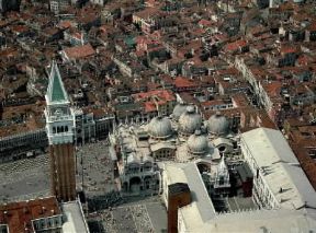 Veneto. Veduta aerea di Venezia con la basilica di San Marco in primo piano.De Agostini Picture Library/Pubbli Aer Foto