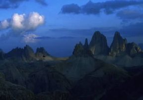 Alpi. Le Tre Cime di Lavaredo e il monte Paterno nelle Dolomiti.De Agostini Picture Library/G. Roli