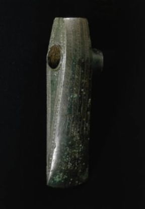 Ascia. Ascia incisa da Faardrup, 1500 a.C. (Copenhagen, Nationalmuseet).Copenhagen, Nationalmuseet