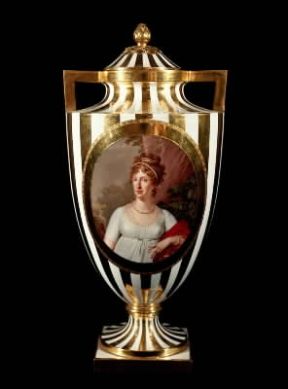 Capodimonte. Vaso decorato in oro zecchino dell'epoca di Carlo III di Borbone (Napoli, Galleria Nazionale di Capodimonte).De Agostini Picture Library/ A. Dagli Orti