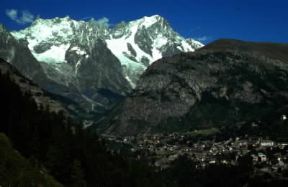 Courmayeur. Veduta dell'abitato e sullo sfondo il Monte Bianco.De Agostini Picture Library / N. Cirani