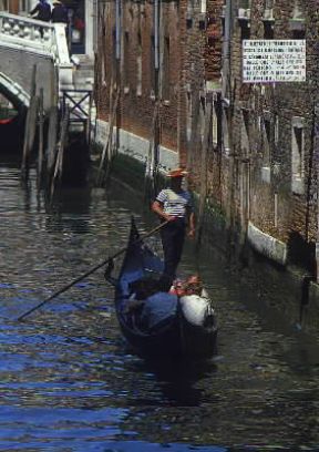 Gondola in un canale di Venezia.De Agostini Picture Library / A. Vergani