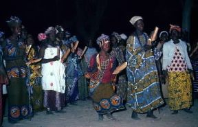 Senegal . Un momento di una danza del gruppo etnico Diola, nella Casamance.De Agostini Picture Library/C. Sappa