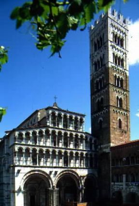 Toscana. Il duomo di S. Martino a Lucca; la facciata, opera di Guidetto da Como, Ã¨ del 1204.De Agostini Picture Library/C. Sappa
