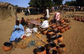 Burkina. Venditrici di vasi nel mercato di Markoye.De Agostini Picture Library/E. Turri