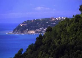 Riviera di Ponente. Veduta di Arenzano, sulla punta S. Martino.De Agostini Picture Library / G. P. Cavallero