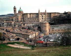 Urbino. Veduta dell'abitato che si raccoglie intorno al Palazzo Ducale.De Agostini Picture Library/A. Dagli Orti