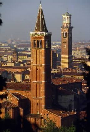 Verona. Il campanile della chiesa di S. Anastasia in primo piano e, sullo sfondo, la torre dei Lamberti.De Agostini Picture Library/G. Berengo Gardin
