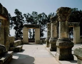 Cafarnao. I resti della navata centrale della sinagoga.De Agostini Picture Library/G. Nimatallah