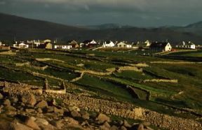 Europa. Le balze terrazzate nella contea di Donegal, in Irlanda.De Agostini Picture Library/G. Nimatallah