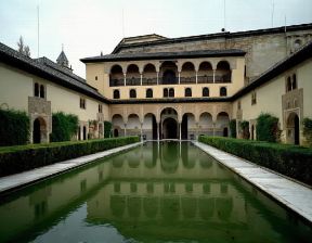 Palazzo . Veduta del cortile dei Mirti dell'Alhambra (sec. XIV) a Granada.De Agostini Picture Library/G. Dagli Orti