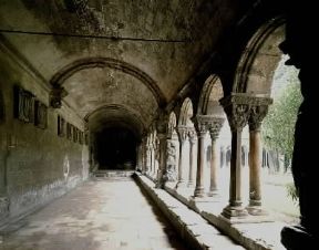 Romanico. Il chiostro della cattedrale di St.-Trophime ad Arles, in Provenza.De Agostini Picture Library / G. Dagli Orti