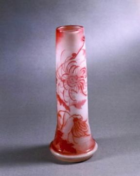 Art Nouveau. Vaso in vetro doppio con decorazioni di crisantemi di E. Galle.