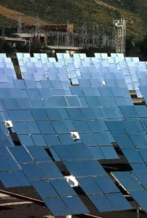 Energia. Il campo specchi nella centrale solare di Adrano, in provincia di Catania.De Agostini Picture Library/A. Vergani