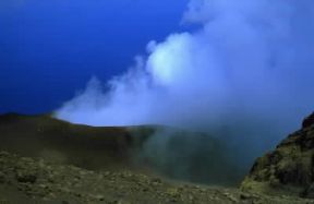 Isole Eolie. Il cratere eruttivo del vulcano Stromboli nell'isola omonima.De Agostini Picture Library/M. Leigheb