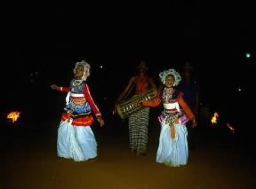 Sri Lanka . Processione notturna durante una festa religiosa.De Agostini Picture Library/B. Rizzato