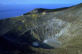 Vulcano. Il cratere dell'isola di Vulcano (Messina).De Agostini Picture Library/M. Leigheb