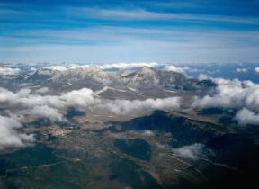 Abruzzo. Veduta aerea del gruppo montuoso del Gran Sasso.De Agostini Picture Library/Pubbliaerfoto