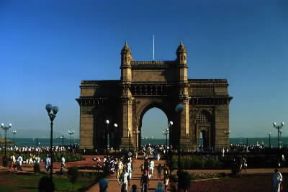 Bombay . La Porta dell'India, simbolicamente eretta di fronte al mare, accanto al porto.De Agostini Picture Library/M. Bertinetti