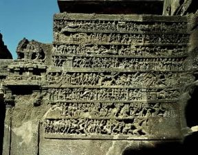 Ellora. Veduta del monumentale Kailasanatha (sec. VIII) e particolare della ricca decorazione.De Agostini Picture Library/G. Nimatallah