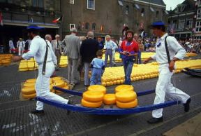 Alkmaar. Il famoso mercato settimanale del formaggio di Alkmaar.De Agostini Picture Library/A. Vergani