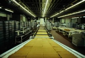 Biscotto. Nastro di raffreddamento dei biscotti in una industria dolciaria della Lombardia.De Agostini Picture Library/A. Vergani