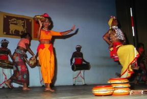 Danza . Spettacolo di danza a Kandy nello Sri Lanka.De Agostini Picture Library/G. Dagli Orti