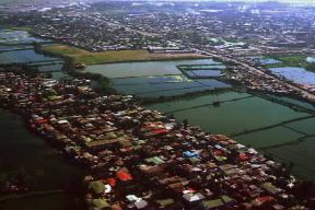 Filippine. Veduta aerea dei sobborghi di Manila.De Agostini Picture Library/M. Bertinetti