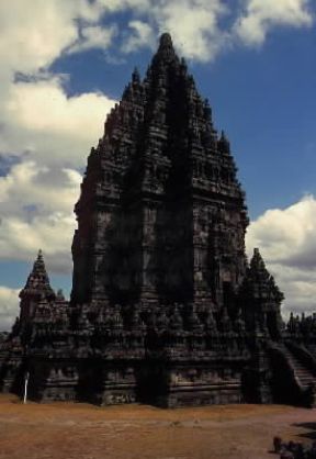 Giava. Il tempio induista di Prambanan del sec. VII.De Agostini Picture Library/M. Bertinetti