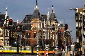 Petrus Josephus Hubertus Cuypers. La stazione centrale di Amsterdam (1881-89).De Agostini Picture Library / G. SioÃ«n