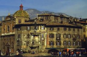 Trento. Veduta della piazza del Duomo.De Agostini Picture Library/A. Vergani