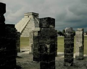 ChichÃ©n ItzÃ¡. Il portico del tempio dei Guerrieri con i la piramide di Kukulcan sullo sfondo.De Agostini Picture Library/G. Dagli Orti