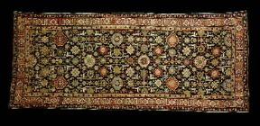 Tappeti caucasici. Un manufatto dell'Azerbajdzan con uno schema di disegno decorativo comune a tutti i tappeti caucasici.De Agostini Picture Library