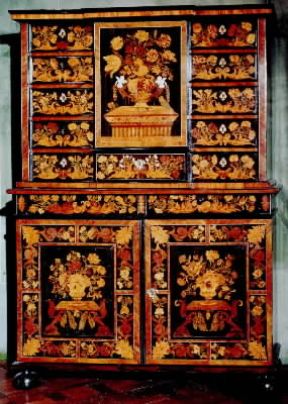 Cabinet francese decorato a intarsi con motivi floreali (sec. XVII; Londra, Victoria and Albert Museum).Bridgeman Art Library