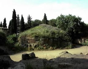 Etruschi. Tomba a tumulo nella necropoli di Cerveteri.De Agostini Picture Library/G. Nimatallah