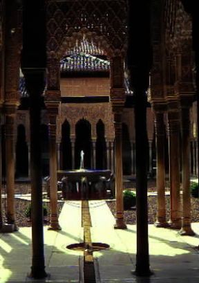 Moresco. Il cortile dei Leoni nel maestoso complesso architettonico dell'Alhambra a Granada.De Agostini Picture Library / G. SioÃ«n