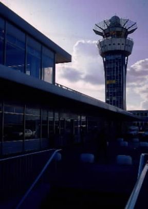 Aeroporto. La torre di controllo dell'aeroporto di Orly (Parigi).De Agostini Picture Library/E. Quemere