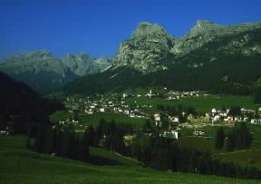 Alto Adige. Veduta del centro di La Villa, in Val Badia.IGD/A. Vergani
