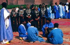 Berberi del Marocco in abiti folcloristici.De Agostini Picture Library/C. Sappa