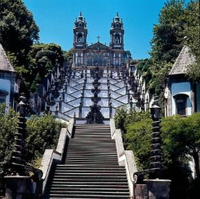 Braga . Il santuario del Bom Jesus do Monte con la scalinata dei 