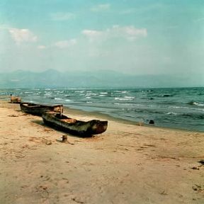 Burundi. Un tratto della sponda del lago Tanganica, nei pressi della capitale Bujumbura.De Agostini Picture Library/G. Ricatto