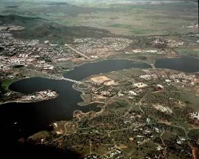 Canberra. Veduta aerea della cittÃ  con il lago Burley Griffin.De Agostini Picture Library