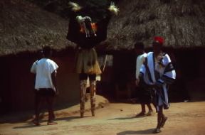 Costa d'Avorio. Maschera su trampoli durante una danza tradizionale in un villaggio Dan.De Agostini Picture Library / C. Sappa