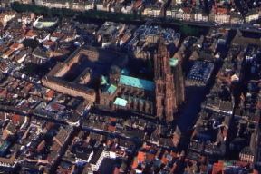 Erwin von Steinbach. Una veduta aerea della cattedrale di Strasburgo.De Agostini Picture Library/G. SioÃ«n